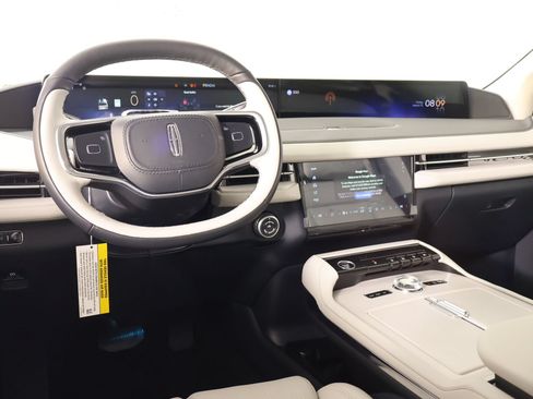 New 2026 Lincoln Navigator Premiere AWD/4WD image 2