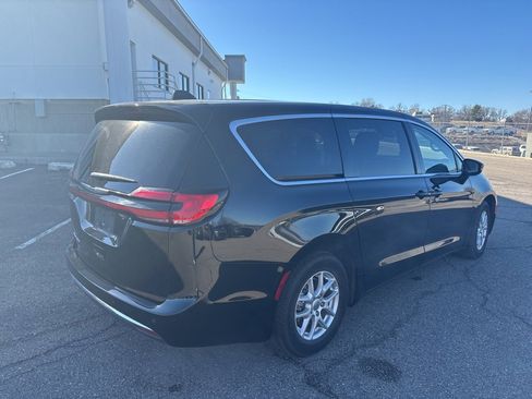 Used 2024 Chrysler Pacifica Touring-L image 7