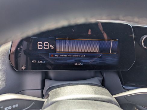 Used 2025 Chevrolet Equinox EV LT w/ Convenience Package image 11