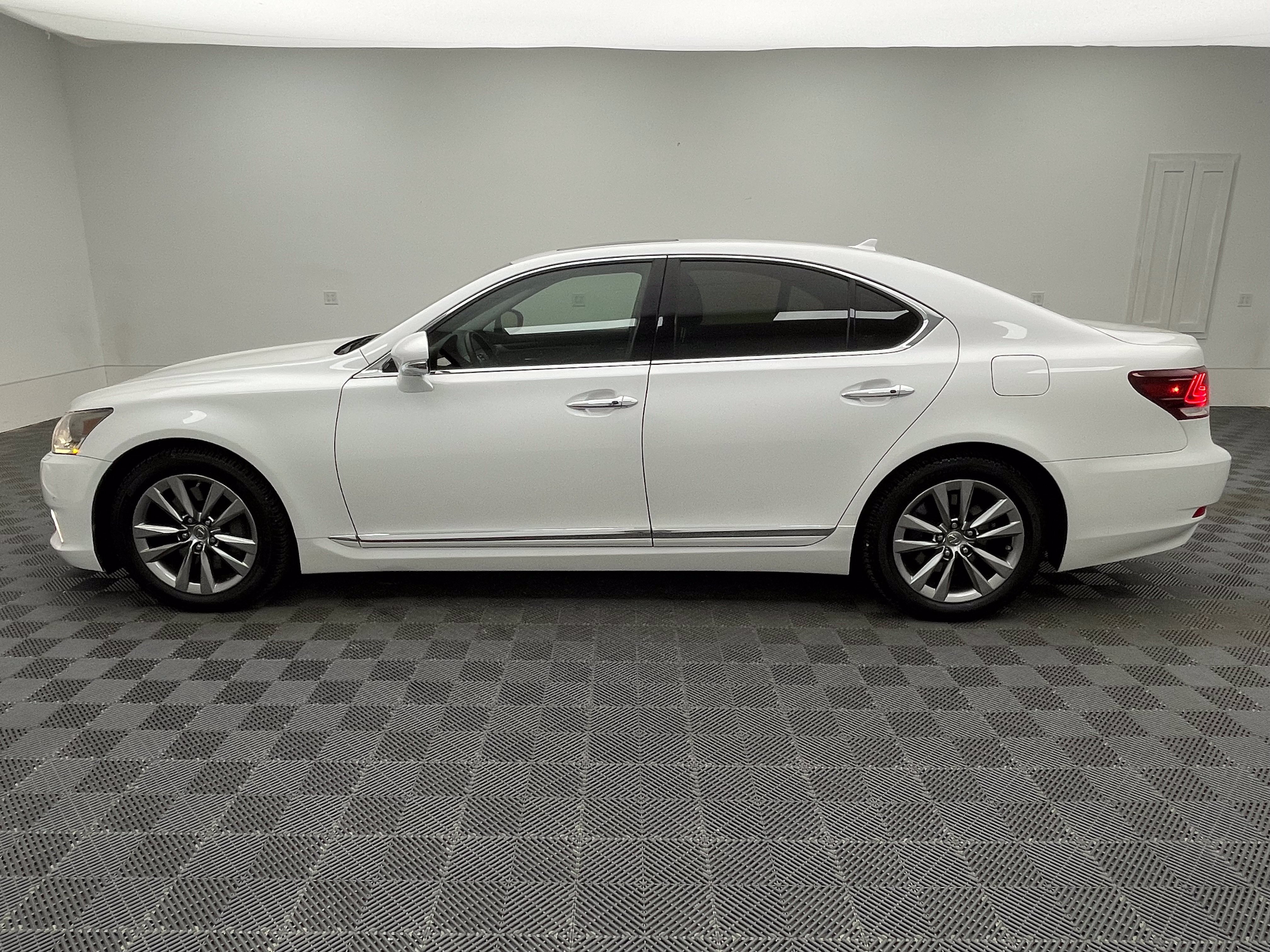 Used 2013 Lexus LS 460 AWD w/ Comfort Pkg image 15