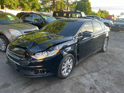 Used 2017 Ford Fusion SE FWD image 2