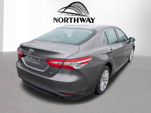 Used 2018 Toyota Camry LE FWD image 3