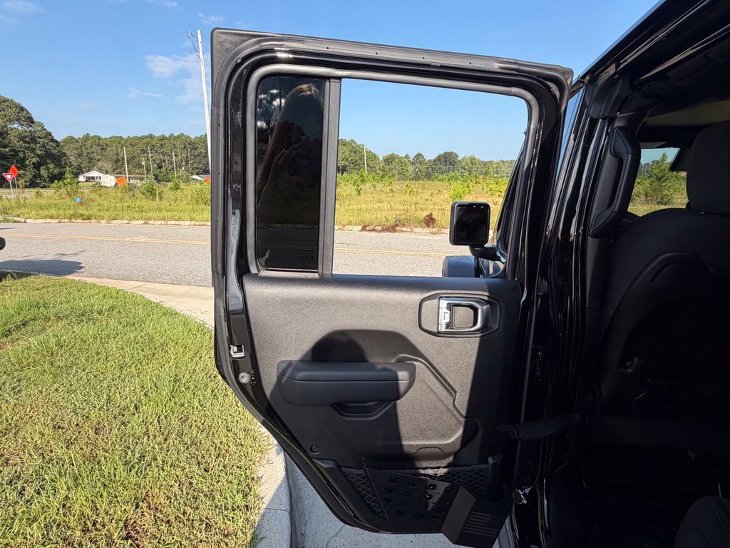 Used 2025 Jeep Gladiator Mojave w/ Technology Group AWD/4WD image 46
