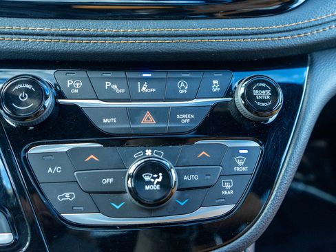 Used 2022 Chrysler Pacifica Pinnacle image 21