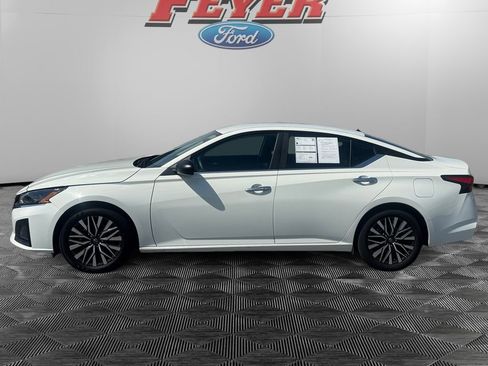 Used 2025 Nissan Altima 2.5 SV FWD image 2