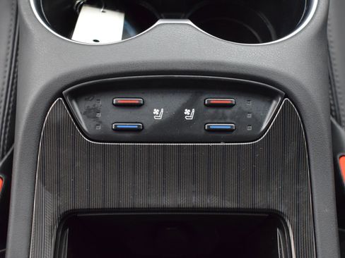 Used 2023 Toyota Venza Limited image 18