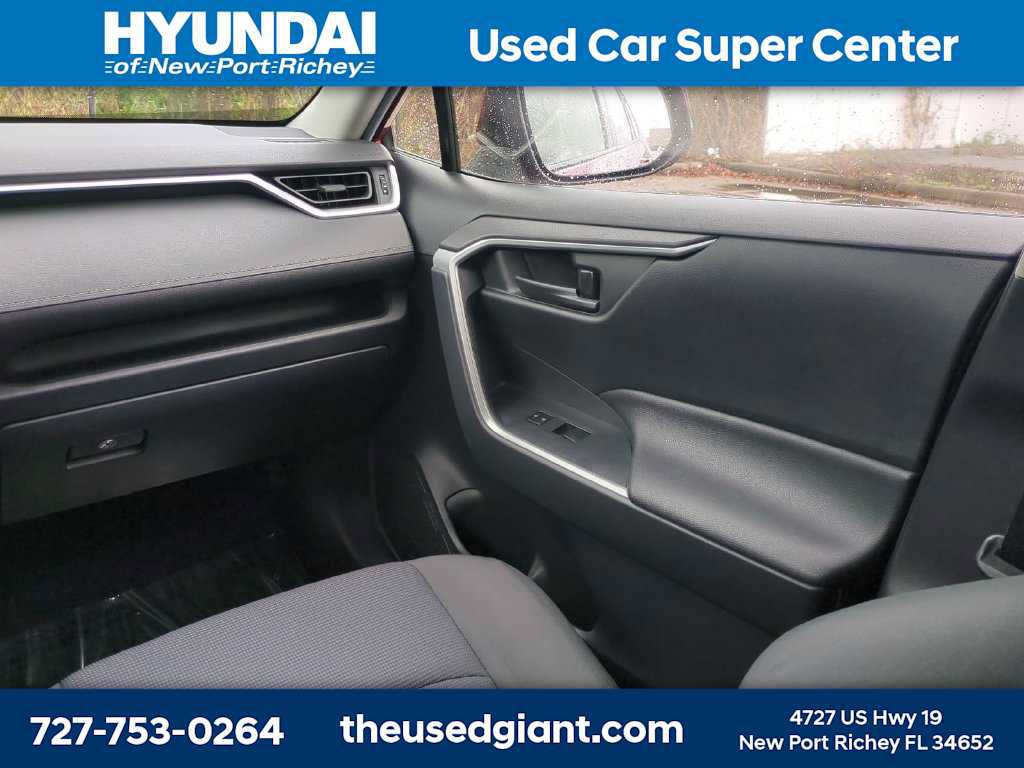 Used 2022 Toyota RAV4 LE AWD/4WD image 17