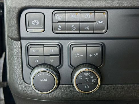 Used 2025 Chevrolet Suburban Z71 AWD/4WD image 15