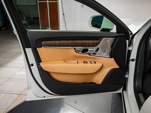 Used 2023 Volvo S90 B6 Ultimate w/ Lounge Package image 18