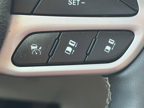 Used 2024 Chrysler Pacifica Touring-L FWD image 47