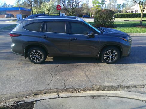 Used 2023 Toyota Highlander XLE image 14
