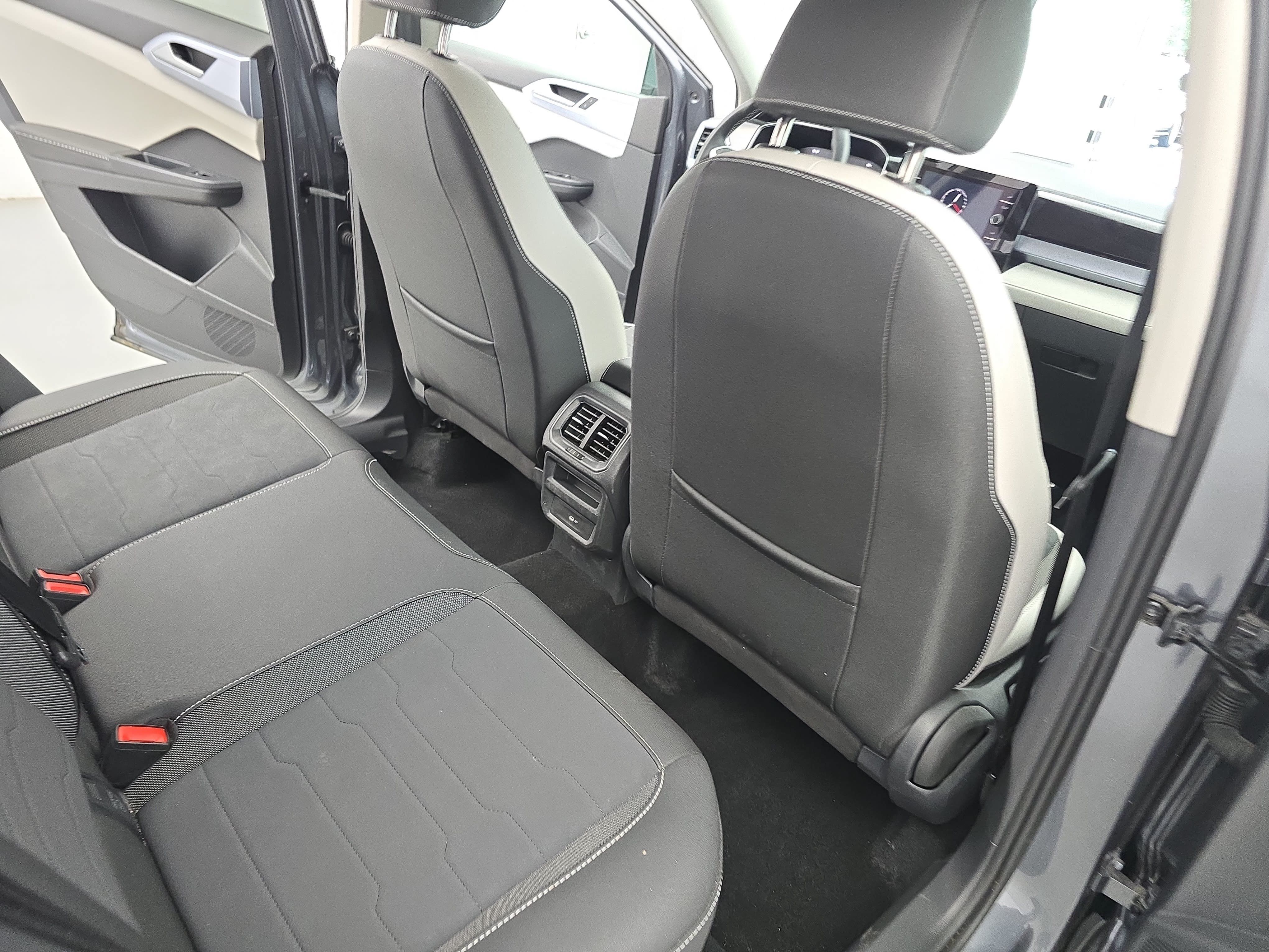 Used 2025 Volkswagen Taos SE FWD image 11