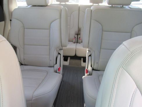 Used 2021 GMC Acadia Denali w/ Denali Technology Package FWD image 40