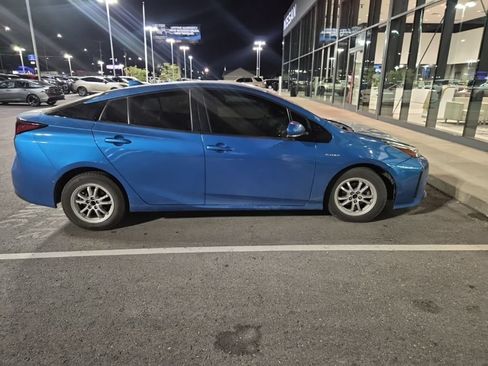 Used 2020 Toyota Prius LE FWD image 4