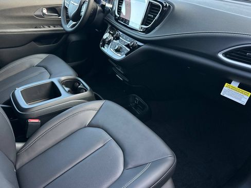 New 2026 Chrysler Pacifica Select FWD image 13