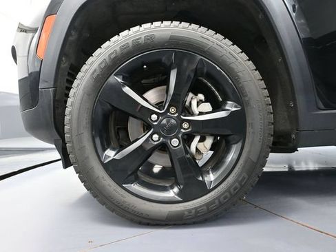 Used 2023 Jeep Grand Cherokee Altitude AWD/4WD image 17