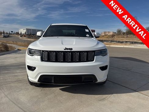 Used 2022 Jeep Grand Cherokee Laredo X image 2