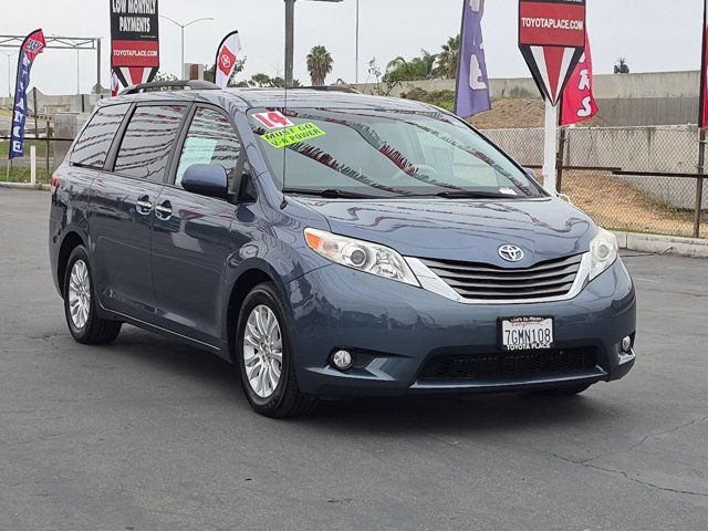 Used 2014 Toyota Sienna XLE FWD image 3