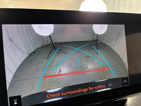 Used 2023 Toyota Venza XLE image 17