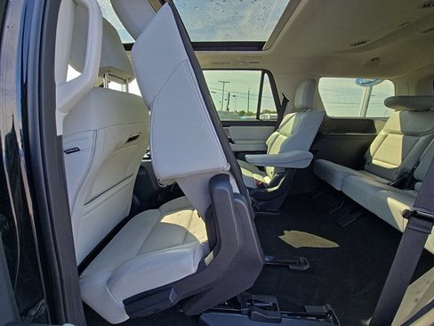 Used 2025 Ford Expedition Platinum w/ Driver's Package AWD/4WD image 38
