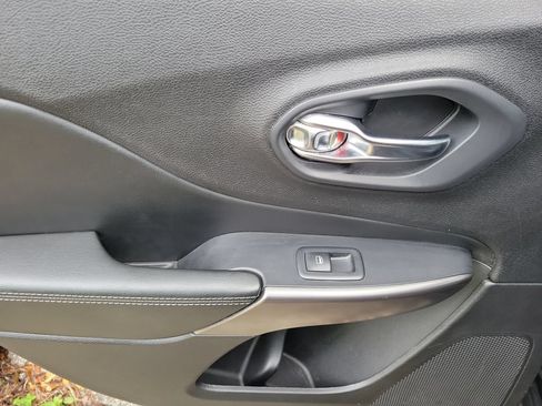 Used 2019 Jeep Cherokee Limited AWD/4WD image 25