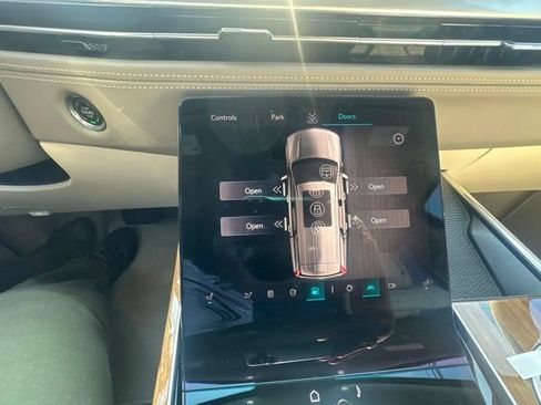 Used 2025 Cadillac Escalade ESV Premium Luxury Platinum AWD/4WD image 18