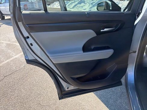 Used 2021 Toyota Highlander XLE image 18
