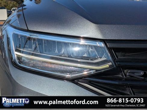 Used 2022 Volkswagen Tiguan SE R-Line image 10