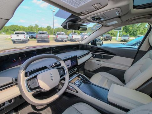 Used 2025 Lincoln Nautilus Reserve AWD/4WD image 17