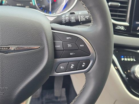 Used 2024 Chrysler Pacifica Touring-L FWD image 32