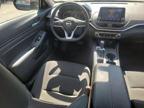 Used 2025 Nissan Altima 2.5 SV FWD image 12