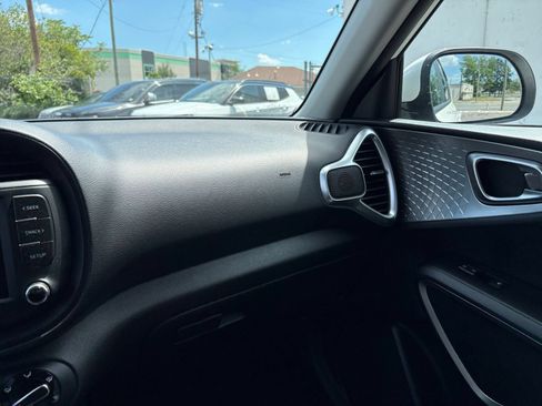 Used 2025 Kia Soul LX w/ LX Technology Package FWD image 33