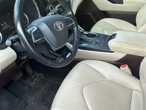 Certified 2021 Toyota Highlander XLE AWD/4WD image 6