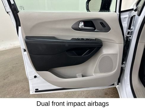 Used 2024 Chrysler Pacifica Touring-L FWD image 32