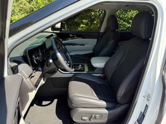 Used 2024 Kia Carnival EX FWD image 11