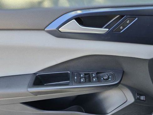 Certified 2023 Volkswagen Taos SE FWD image 24