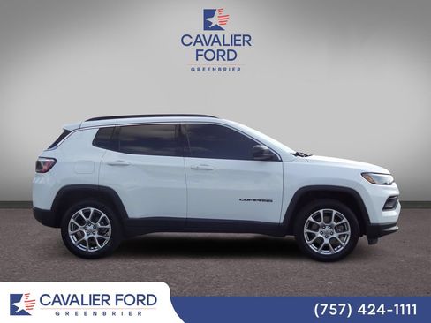 Used 2023 Jeep Compass Latitude w/ Sun and Sound Group AWD/4WD image 2