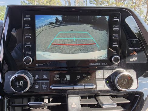 Used 2021 Toyota Highlander XLE AWD/4WD image 29