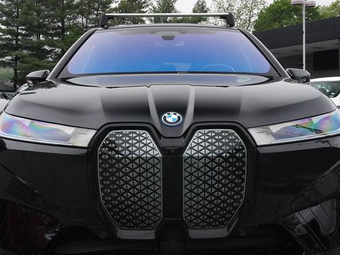 Used 2024 BMW iX xDrive50 w/ Premium Package image 28