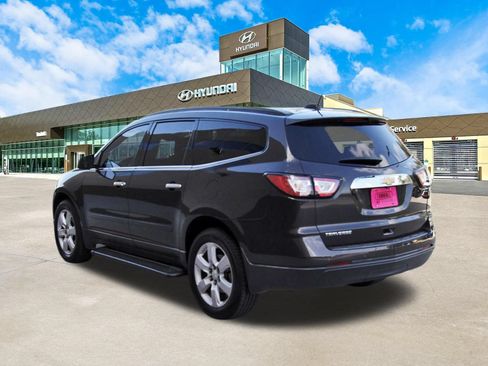 Used 2017 Chevrolet Traverse LT w/ Style and Technology Package FWD image 8