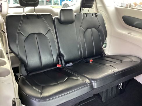 Used 2022 Chrysler Pacifica Touring-L image 21