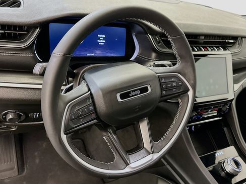 Used 2023 Jeep Grand Cherokee Altitude image 18