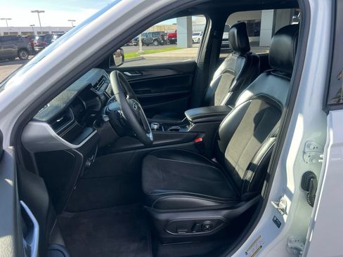 Used 2023 Jeep Grand Cherokee L Laredo AWD/4WD image 30