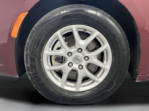 Used 2023 Chrysler Pacifica Touring-L FWD image 10