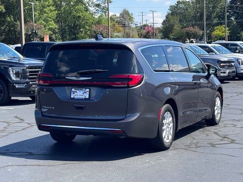 Used 2023 Chrysler Pacifica Touring-L FWD image 15