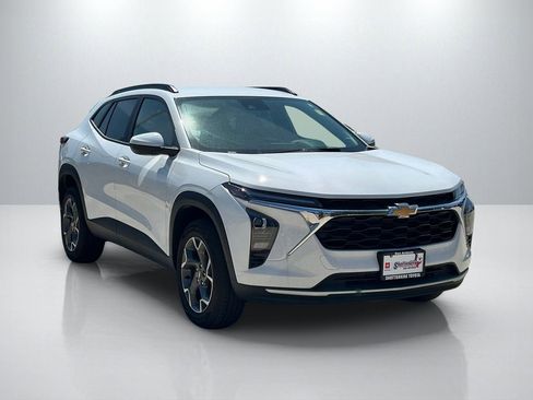 Used 2025 Chevrolet Trax LT FWD image 3