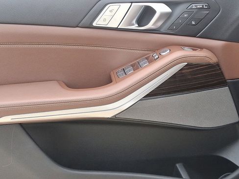 Used 2021 BMW X7 xDrive40i w/ Premium Package image 13