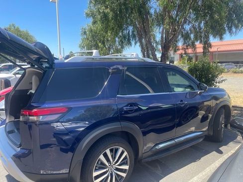 Used 2022 Nissan Pathfinder Platinum w/ Cargo Package FWD image 10
