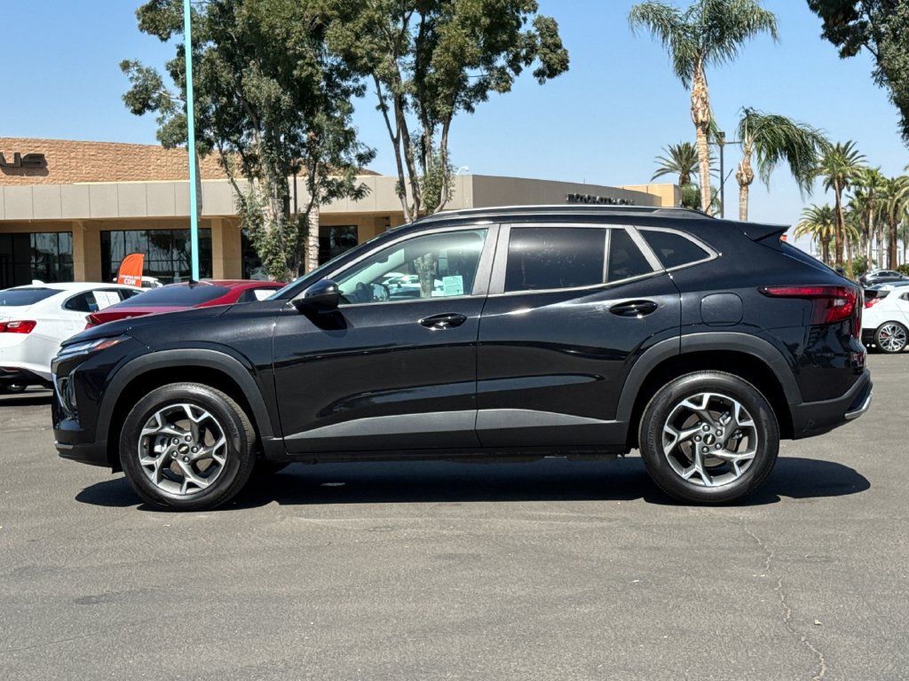 Used 2025 Chevrolet Trax LT FWD image 2