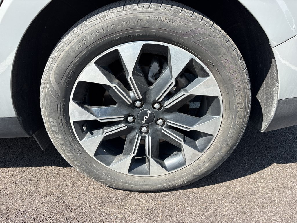 Used 2024 Kia Carnival EX FWD image 13